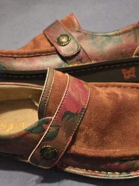 Women's Velvet Floral Strap Loafers in Rust Multi